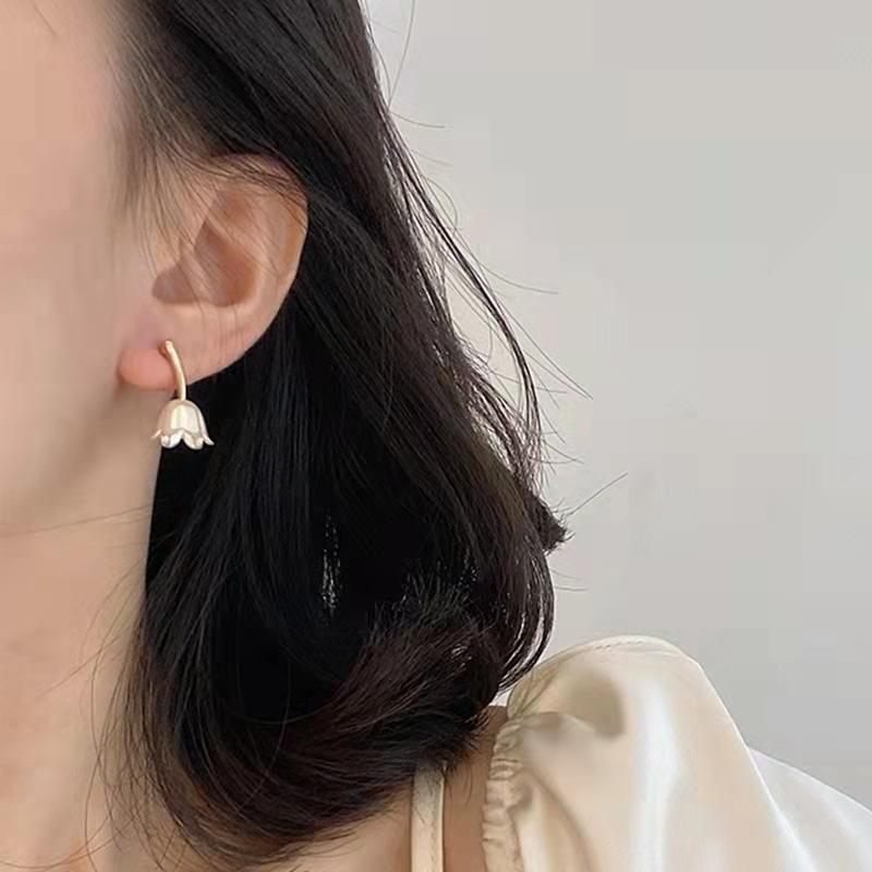 WHITE TULIP EARRINGS - STAY FANCY